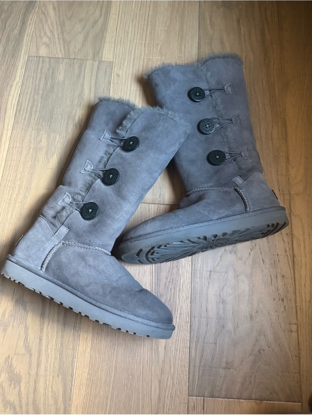 UGG Bailey Button Triplet II Grey Suede Sheepskin Boots Women’s Size 9 1016227